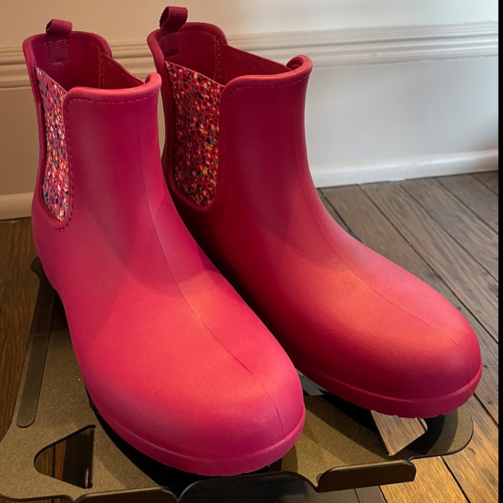 Womens crocs rain boots size 9 pink